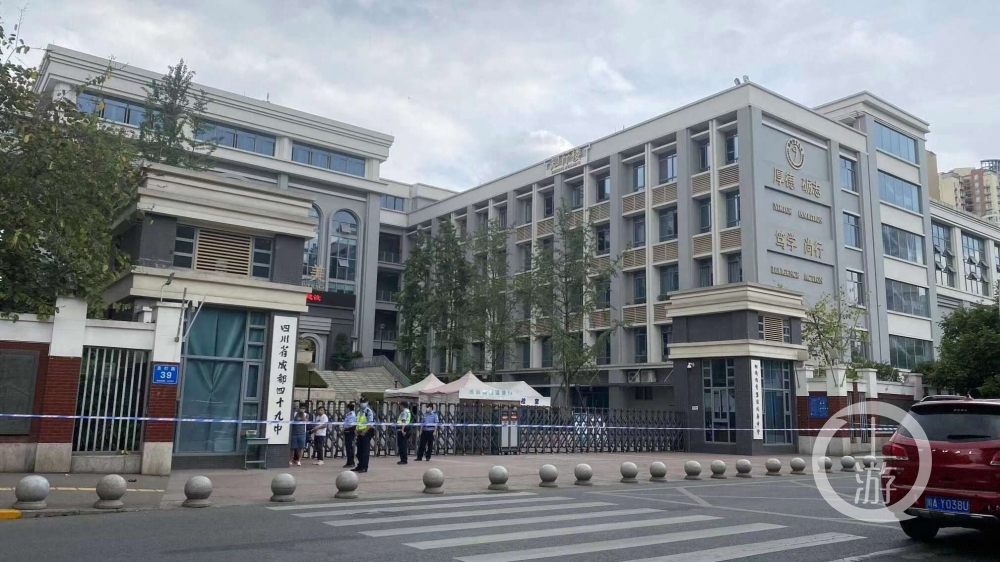 成都49中拒绝媒体进校采访坠亡事件区教育督学称坠楼原因复杂
