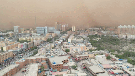 新疆喀什地区莎车县遭遇强沙尘暴侵袭