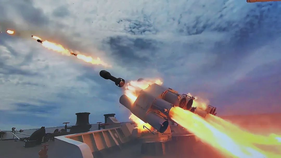 向"敌"目标发射火箭深弹