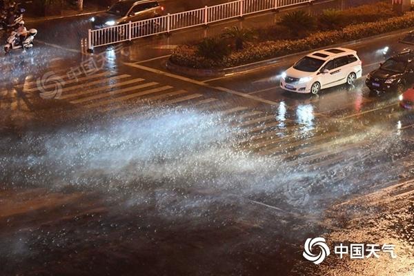 △5月10日22时前后，浙江金华大雨如注、电闪雷鸣。