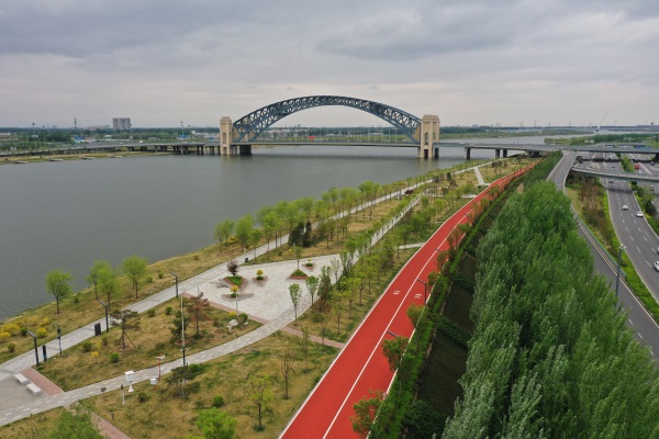 太原市滨河自行车专用道沿汾河东,西两侧设置,实现了与跨汾河桥梁