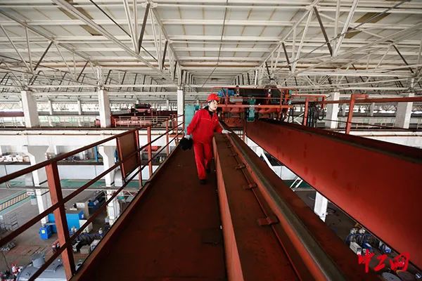 一线360行天车工225米高空一览众山小