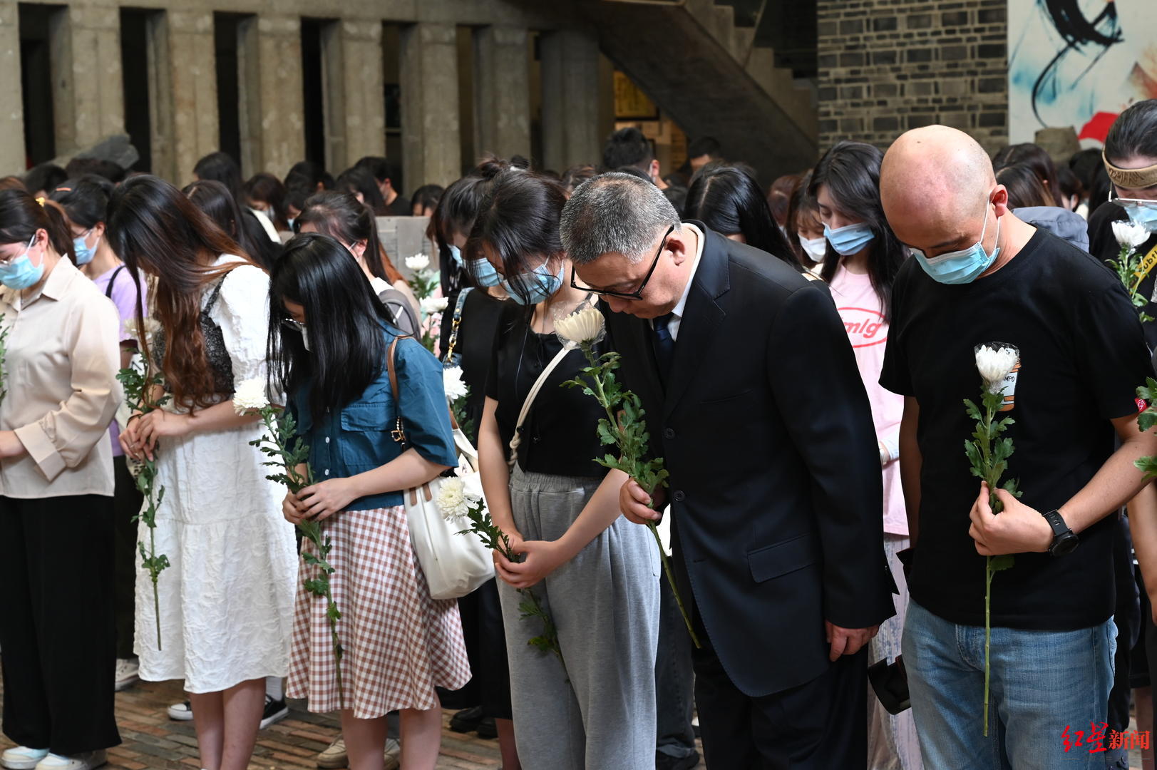 原主人带着猪坚强爱吃的食物来看它樊建川呼吁让它安静地走完最后的