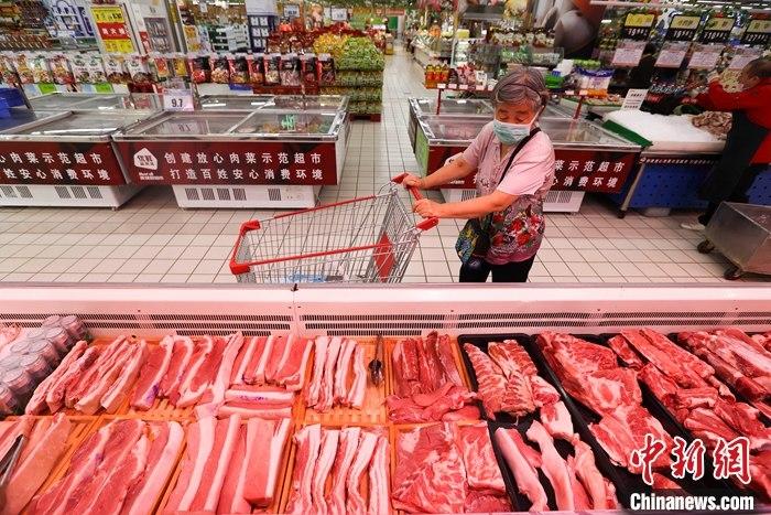 资料图：市民在选购猪肉。中新社记者张云 摄