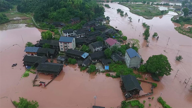湖南靖州暴雨致农田被淹 356国道通行受阻