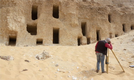埃及索哈杰省出土200多个岩石墓葬