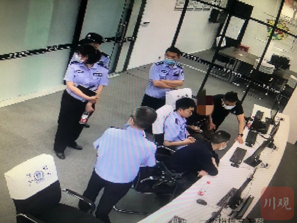 媒体 四问成都49中一学生坠亡事件 坠亡 成都市 新浪新闻 媒体 四问成都49中一学生坠亡事件 坠亡 成都市 新浪新闻