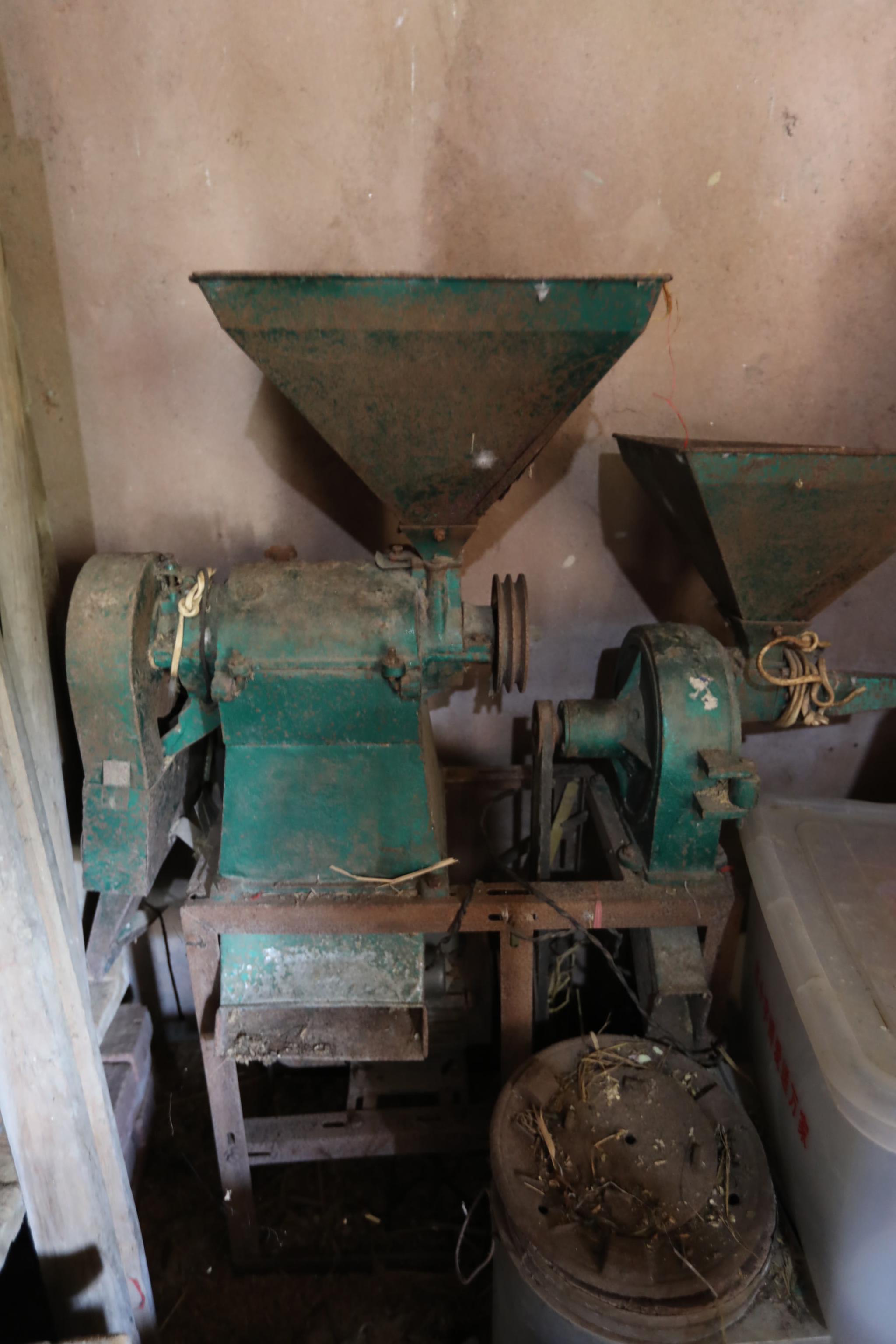 曹仕进家的电动碾米机.