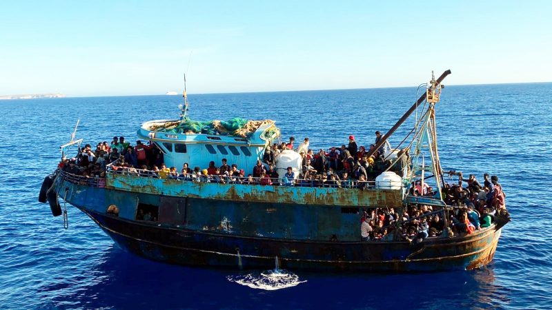 △一艘载有90名非法移民的船只5月9日在意大利兰佩杜萨岛附近海域被海警截获。（图片来源：安莎社）