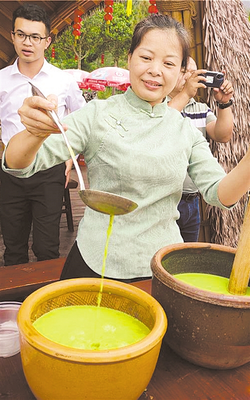 “粤菜师傅”学员彭素枝正在制作油茶。本报记者 庞彩霞摄