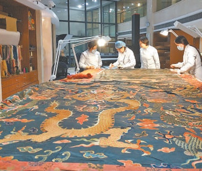 　　图为中国丝绸博物馆的修复团队在拉萨修复文物。