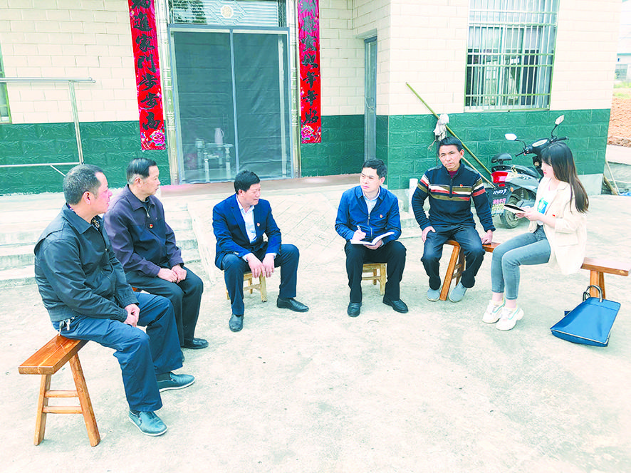 县三桥镇中联村同心组村民组长程武斌家的小院内,三桥镇党委副书记,住