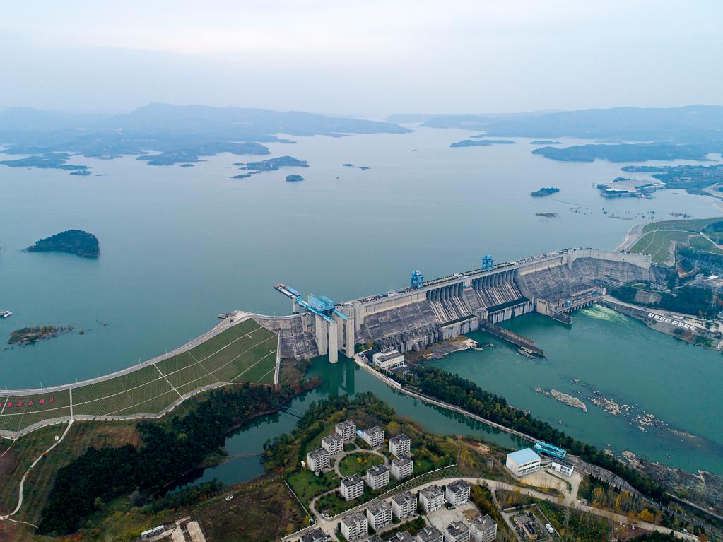 2019年11月26日无人机拍摄的丹江口水库大坝。新华社记者 熊琦 摄