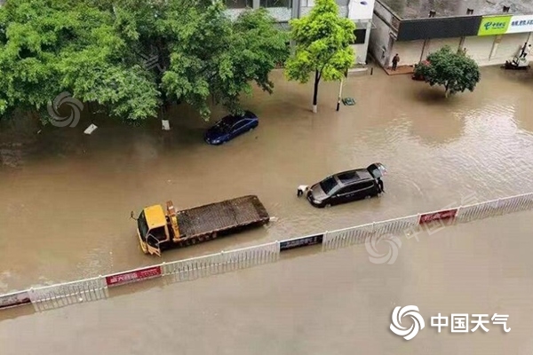 △近期，广西北部遭遇强降雨，罗城县城低洼路段出现内涝