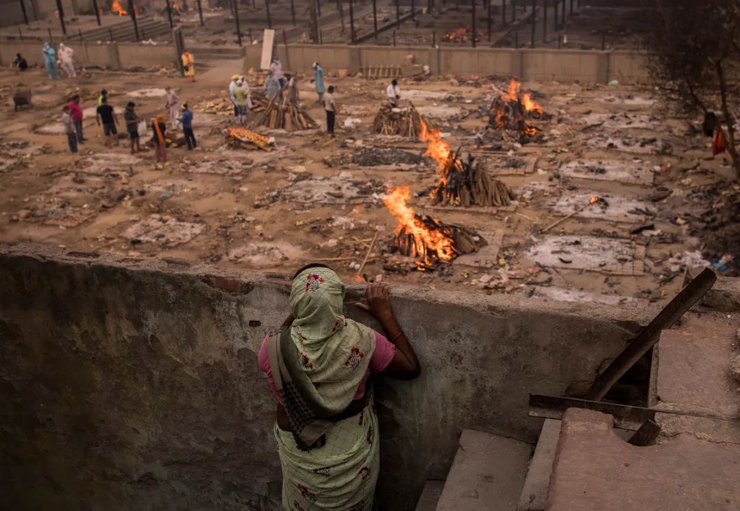 5月9日,在印度新德里,火葬场处理新冠肺炎死者遗体.图/人民视觉