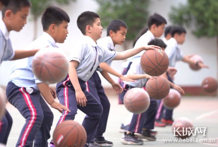 邢台市弘毅小学课后服务篮球社团的学生正在训练.