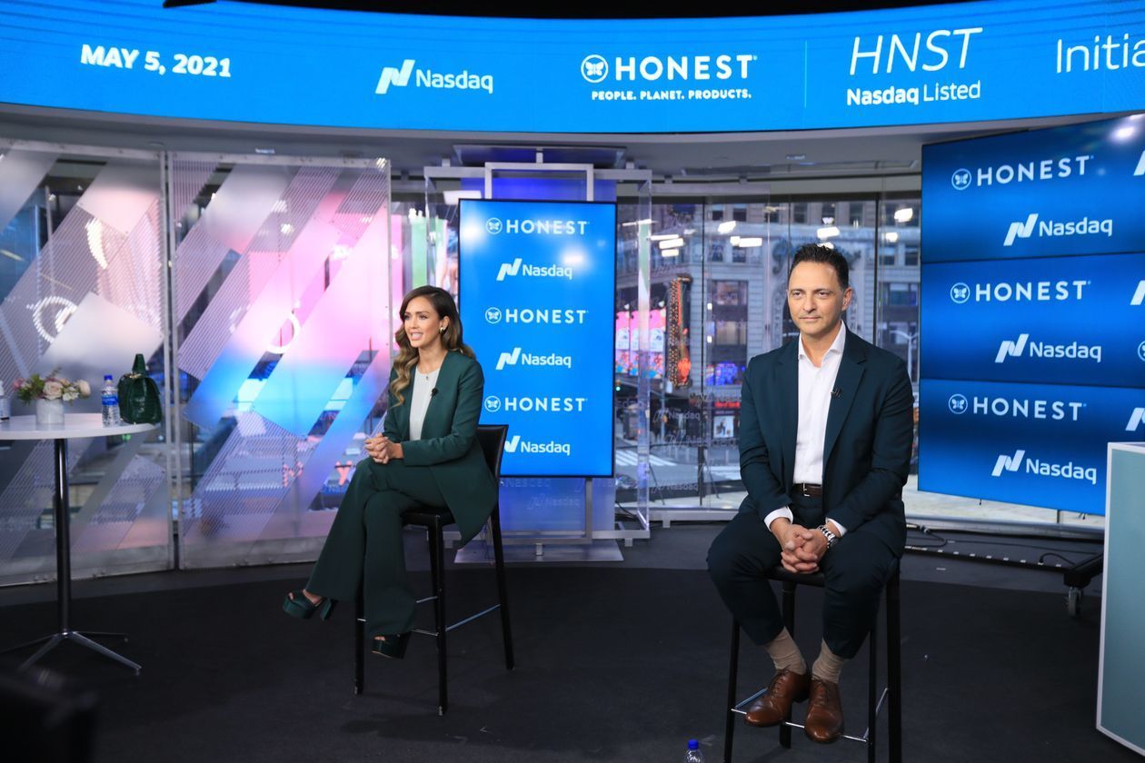 Jessica Alba 与 Honest CEO Nick Vlahos | 图片来源视觉中国