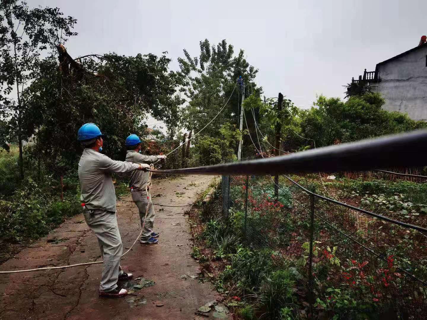 武汉暴雨来袭电力抢修争分夺秒