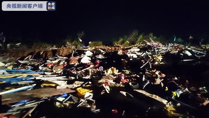 预警！预警！极端天气！这些地方遭龙卷风袭击，多人遇难、城区断电!