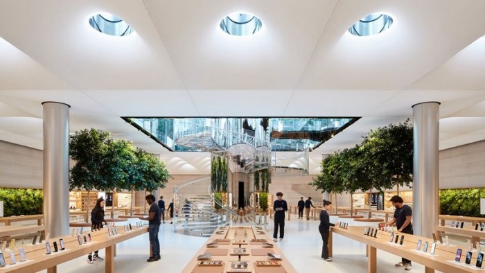 尽管美国其他零售商放宽限制 但Apple Store继续执行戴口罩规定