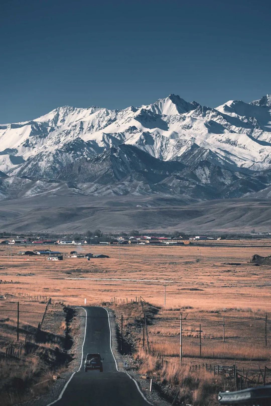 ▲ 张掖皇城草原，接着其后祁连山雪山，恰似一条“通天之路”。摄影/杨文杰