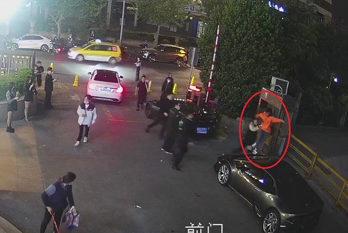 女子在豪车上“蹦迪”现场监控截图 来源:上海普陀公安