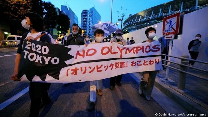 △5月9日，日本东京，有团体举行示威要求在疫情未减缓前取消东京奥运会。