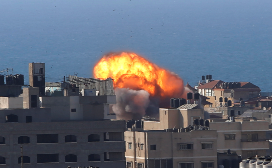 资料图：14日，加沙一栋大楼遭遇以色列空袭
