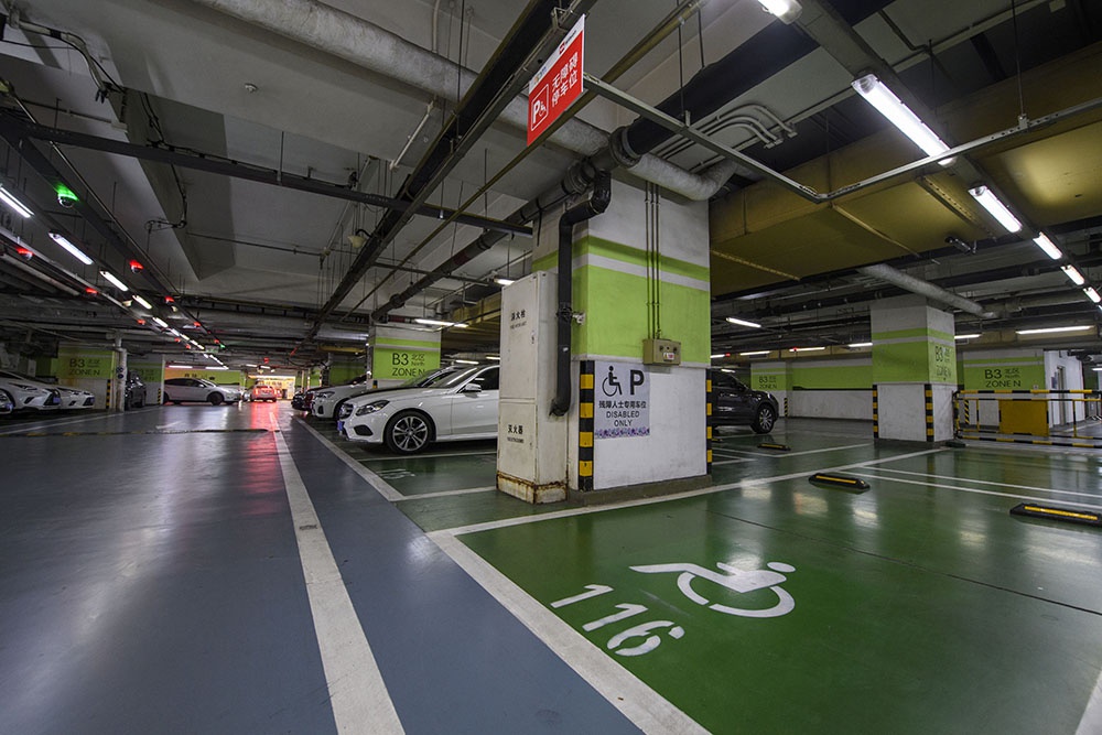 北京某综合商场的地下车库内,无障碍机动车停车位.
