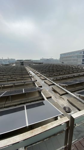 图，博世上海办公楼顶的太阳能发电设施