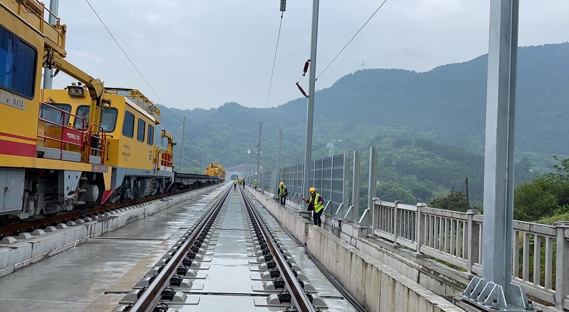 郑万高铁重庆段首条信号电缆敷设成功