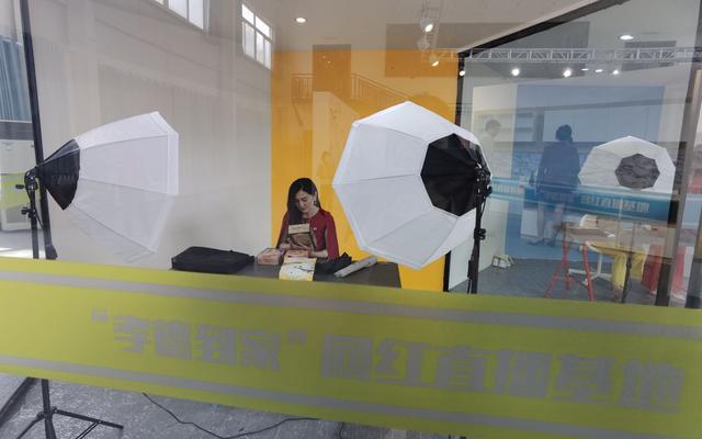 主播在直播间准备首场直播.新京报记者 曹晶瑞 摄