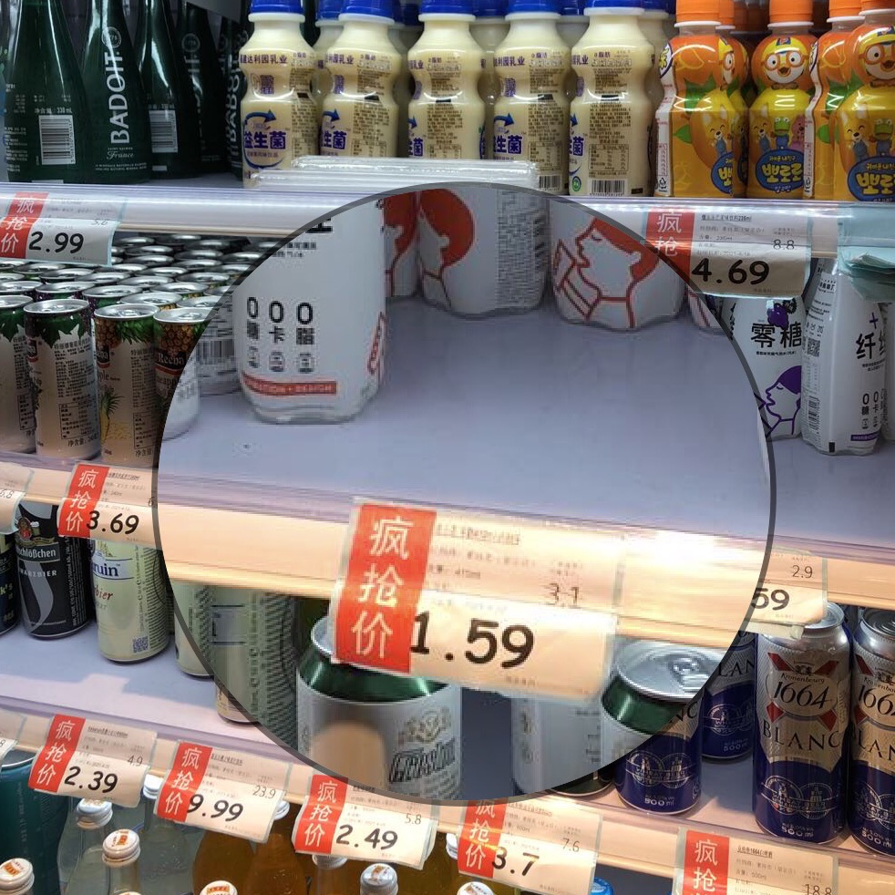 △北京的一家临期特卖商店中,明确展示原价和“临期价”。