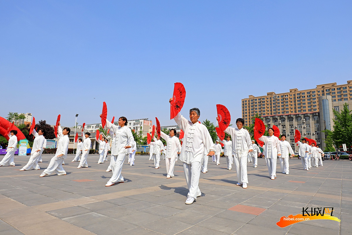 唐山市滦南县文体活动中心广场上,人们在展演太极功夫扇.