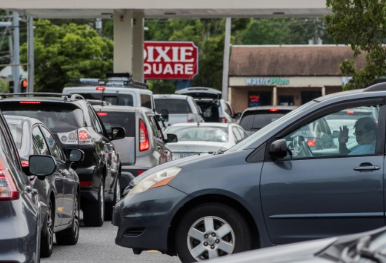 美国民众开车前往加油站排队加油。