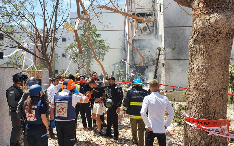 以色列一居民楼遭火箭弹袭击 造成至少8人受伤