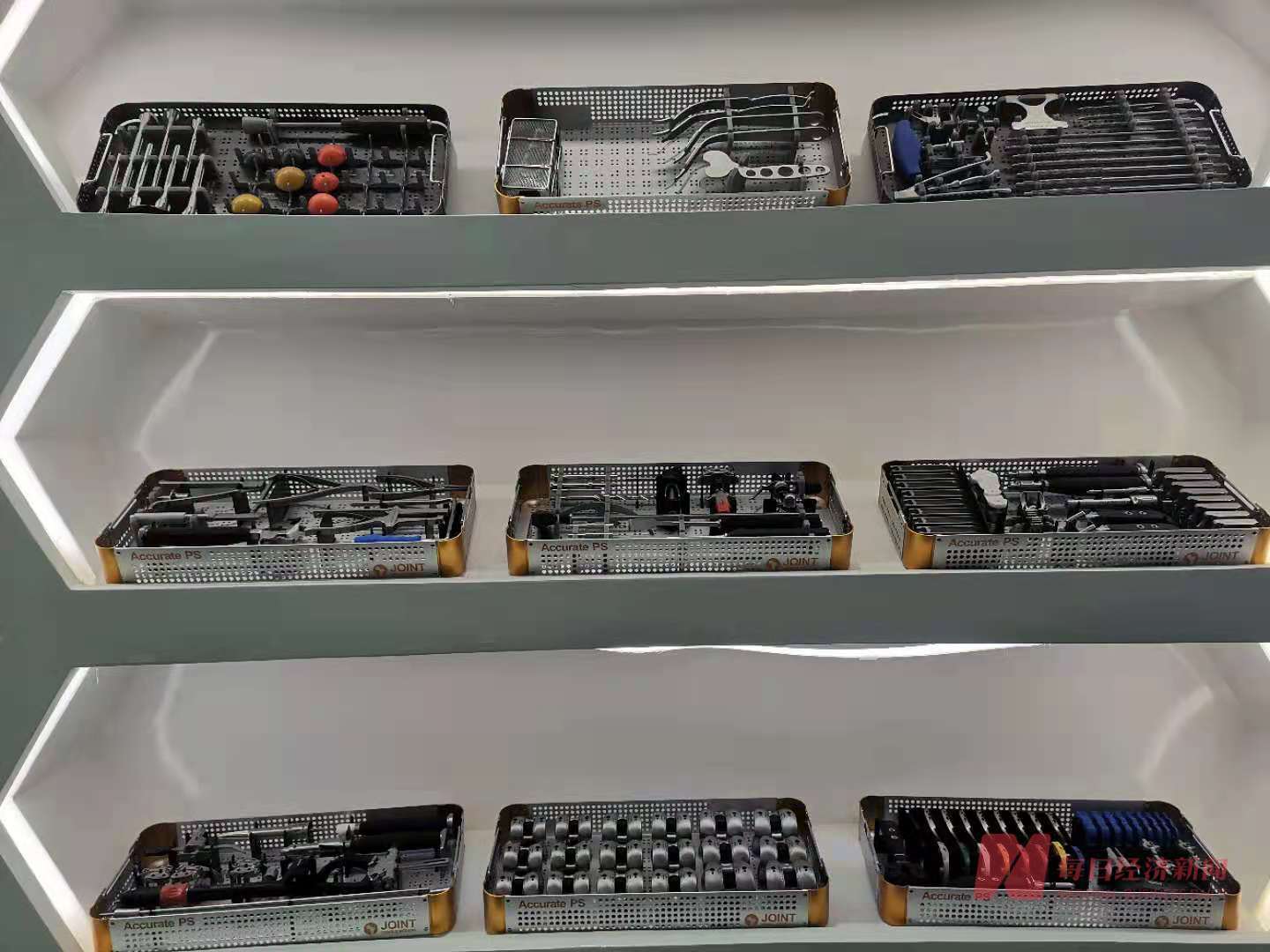 大博医疗骨科植入产品配套的相关工具图片来源:每经记者 赵李南 摄