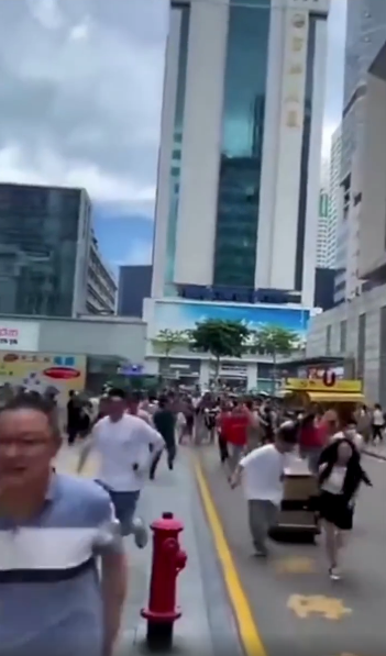 深圳300多米高楼晃动 众人撤离：一万五千人疏散 一小哥拖鞋跑断