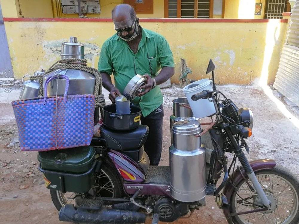 这个大叔平时风雨无阻每天要送两三次牛奶,他有特殊的摩托车喇叭声音