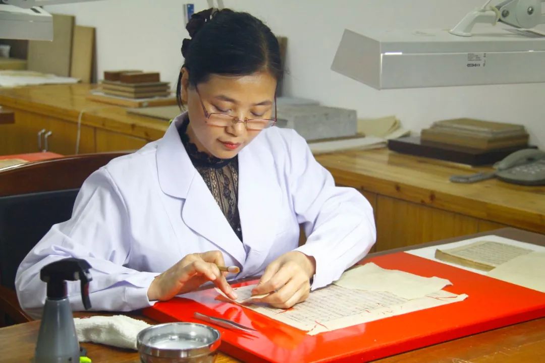 正在进行古籍修复操作的王金玉(受访者供图).新华社发
