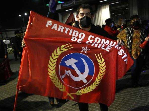 选举后，一名智利共产党支持者庆祝智利媒体图