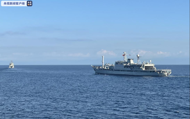 △中国海军南拖195船和863船在失事海域航行