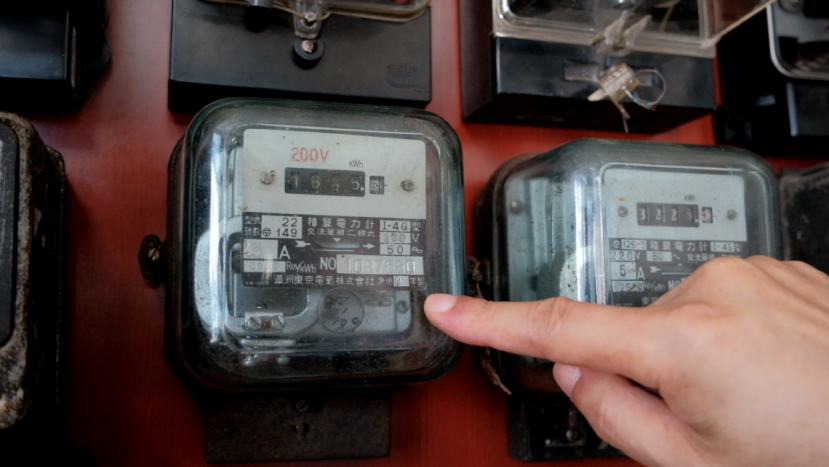 △李如兵手指的电表就是东京电气株式会社制造的I-4G型电表，上方清晰标注着被人改造过后的200伏电压等级