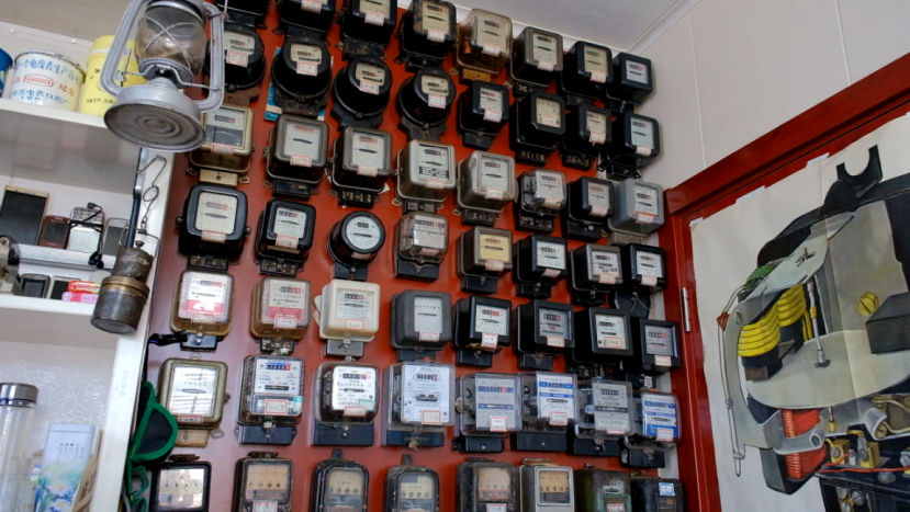 △电表博物馆的一面墙上，挂满了李如兵收藏的全系列国产机械电表