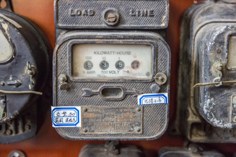 △李如兵收藏的历史最悠久的一块电表：1905年产的英国弗伦蒂电表（重达9斤）