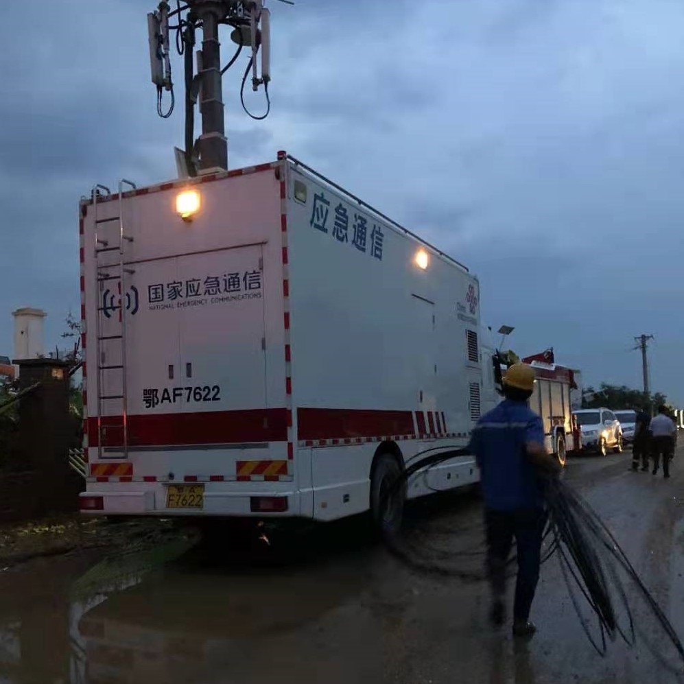 湖北联通工作人员在武汉市蔡甸区抢救通信