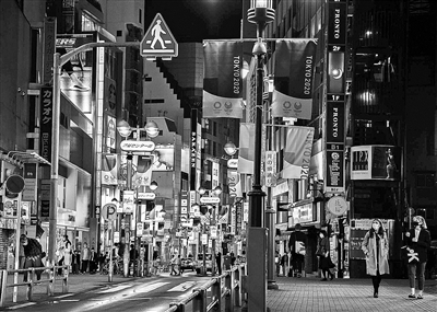 近期，日本延长多地紧急状态并扩大范围。图为行人稀少的日本东京涩谷街头