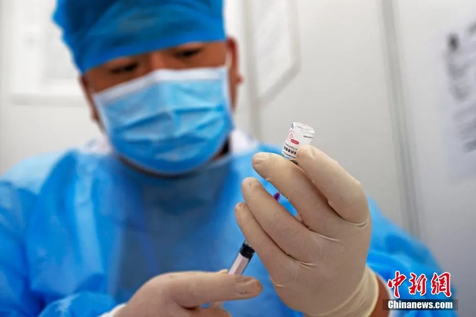 区静华会所临时接种点接种只需一剂次的腺病毒载体新冠疫苗"康希诺"