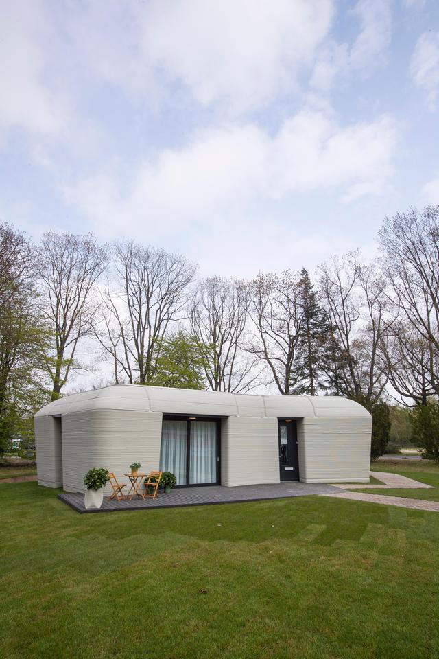 荷兰首个3D打印房屋被租出 94平米月租金6000多人民币 看着像块巨石