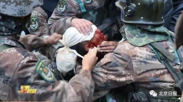 资料图：斗争中，祁发宝头部受重伤 央视军事报道截图